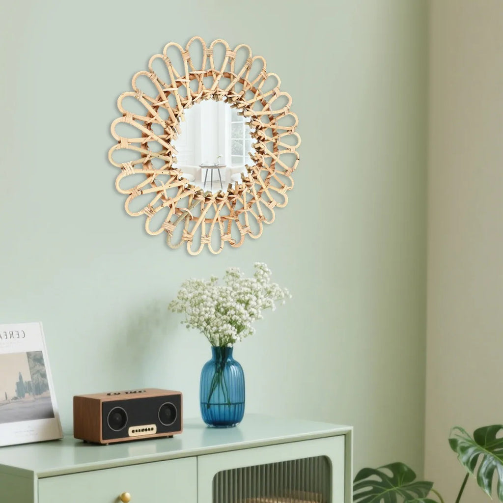 Miroir rond en rotin tressé Nesty - Accroché sur mur vert sauge au-dessus d'un meuble avec enceinte et vase bleu