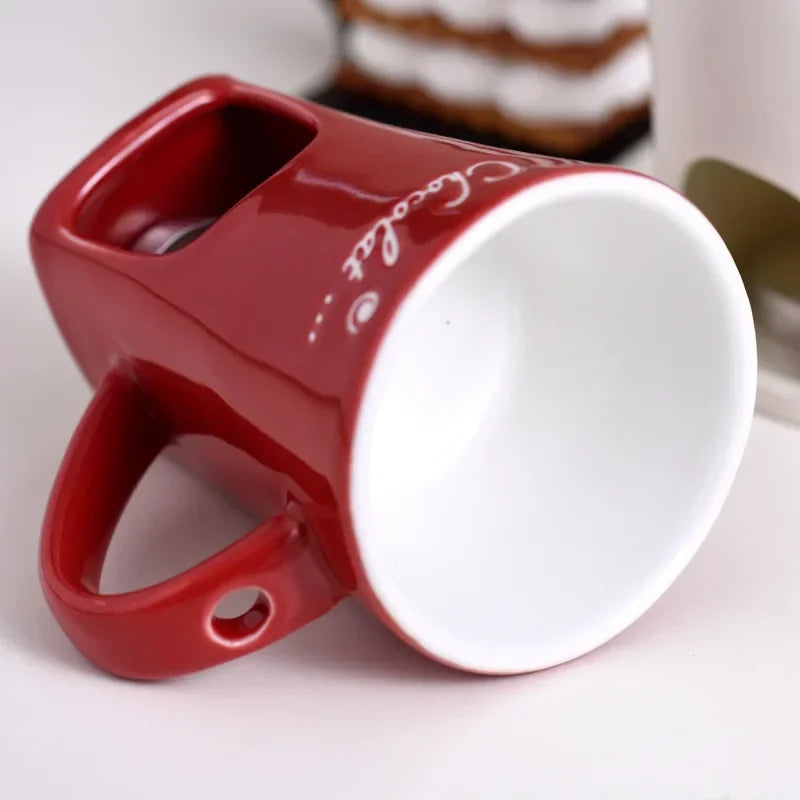 Mug à fondue en céramique, avec fourchette Nesty, mug rouge Chocolat vu de dessous, intérieur blanc, poignée avec passe-doigt