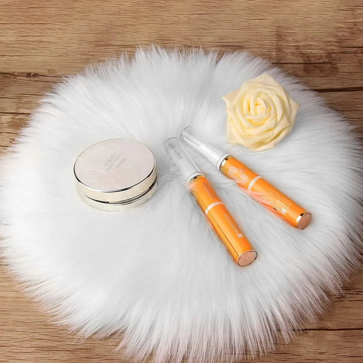 Petit tapis rond moelleux Nesty - Plusieurs coloris, coloris blanc utilisé comme présentoir avec des produits de beauté