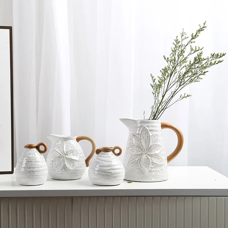 Vase céramique bicolore avec anse, style rétro campagne - Nesty - Quatre tailles à motif floral en relief et anse en bois, la plus grande avec un rameau vert, alignées sur une console