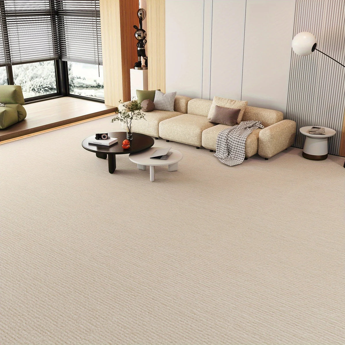Tapis autocollant en rouleau — 40 cm - Nesty, grand salon habillé d'une moquette beige claire, canapé et tables basses