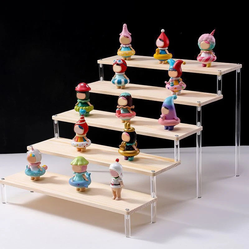 Présentoir étagé en bois et acrylique à 1 à 5 niveaux Nesty, présentoir à 5 niveaux garni de figurines colorées, vue de biais sur fond noir