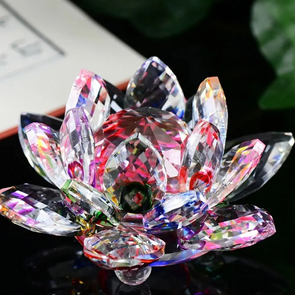 Fleur de lotus en cristal Nesty - Coloris multicolore, posée sur une surface sombre