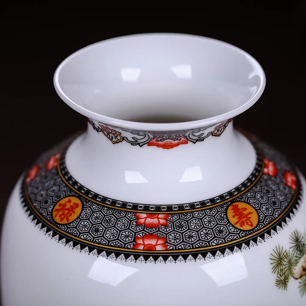 Vase en céramique de Jingdezhen, surface lisse traditionnelle Nesty, gros plan sur le col évasé du vase et sa frise décorative rouge et noire, fond noir