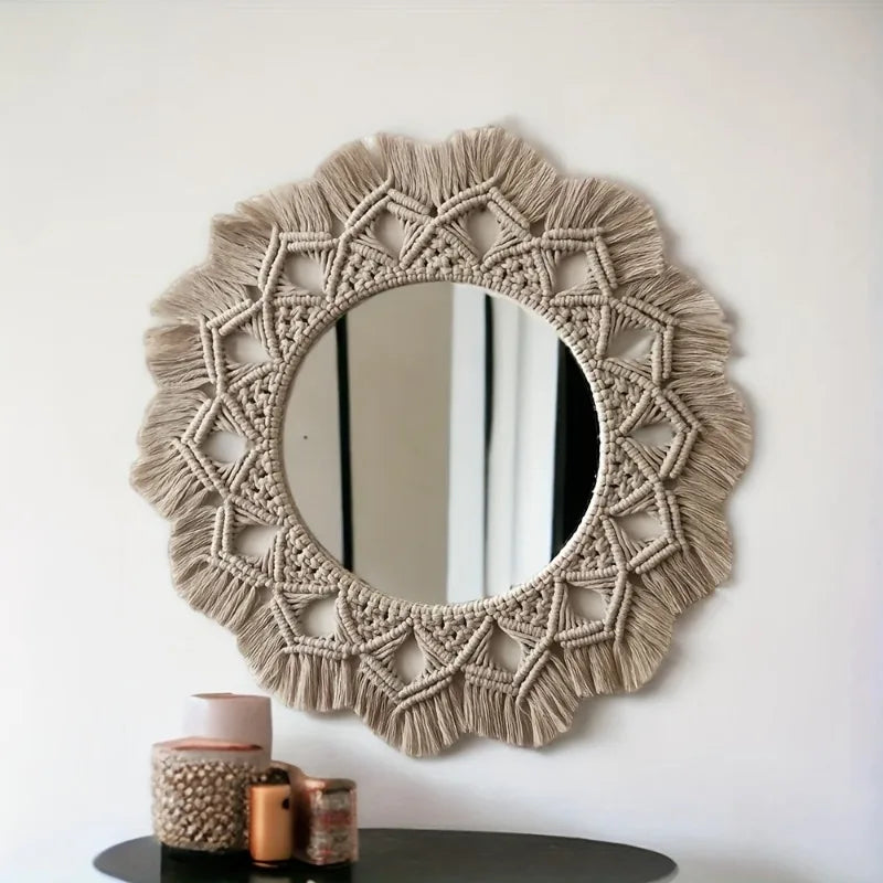 Miroir mural rond en macramé façon mandala, motif triangulaire tressé et franges, au-dessus d'une console noire avec bougies - Nesty