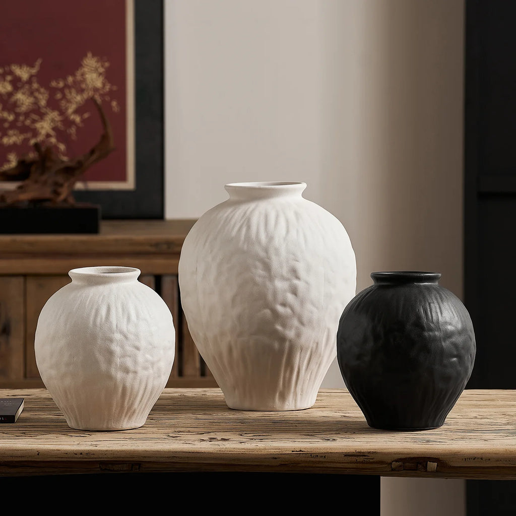 Vase en céramique noir et blanc, esprit wabi-sabi pour fleurs séchées Nesty, trois tailles groupées, deux blanches et une noire, sur la table en bois