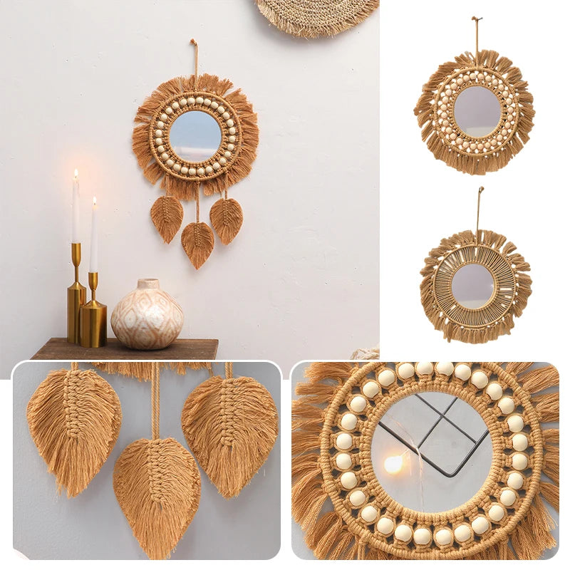 Collage miroir tapisserie macramé à perles et plumes tressées, sur un mur avec bougies et vase, deux variantes de tressage - Nesty