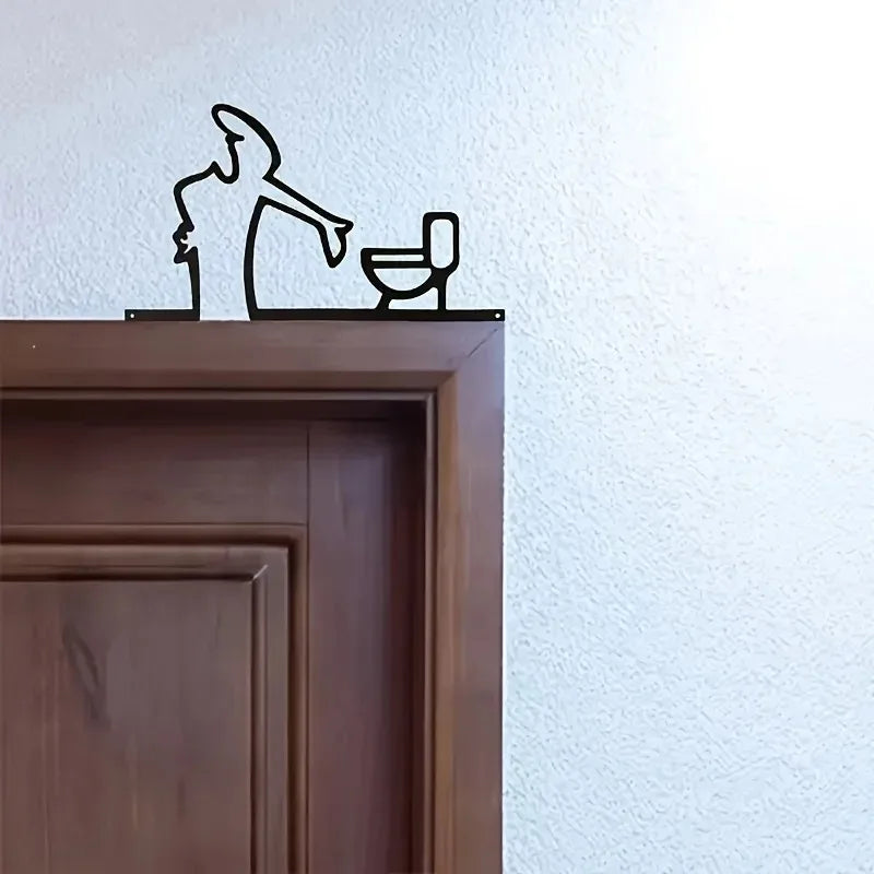 Plaque murale en métal Nesty - Fixée au-dessus d'une porte en bois