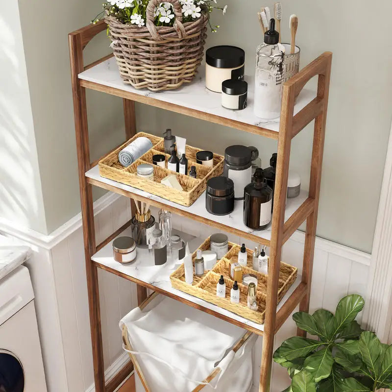 Deux paniers de rangement en jacinthe d'eau tressée sur une étagère de salle de bain, remplis de produits de toilette - Nesty