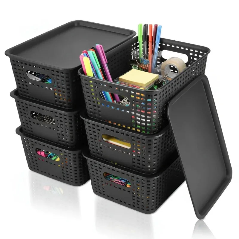 Lot de 6 paniers de rangement tressés empilables avec couvercle Nesty, paniers garnis de fournitures de bureau (stylos, adhésif, post-it, trombones), couvercles à côté