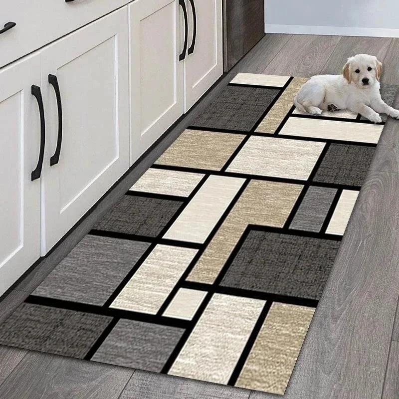 Tapis de cuisine à motif géométrique sobre - Nesty, motif patchwork géométrique gris, beige et taupe, dans une cuisine avec un chiot golden retriever
