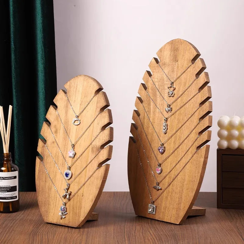 Buste en bois de noyer Nesty - Deux grands présentoirs en forme de feuille avec plusieurs colliers en cascade, diffuseur et bougie