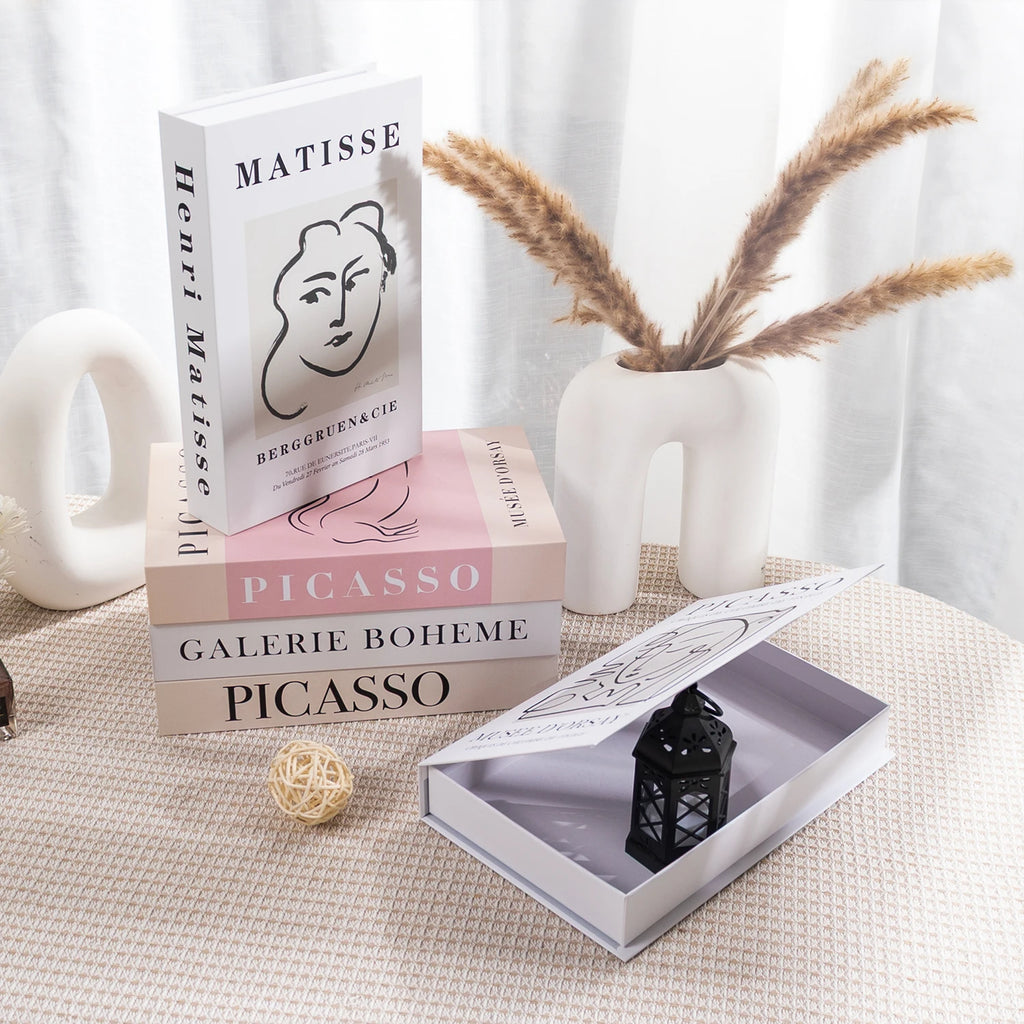 Faux livres décoratifs Nesty - Empilement de trois modèles, dont un ouvert