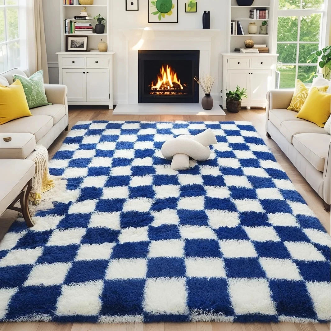 Tapis à damier moelleux pour salon - Nesty, damier bleu marine et blanc dans un salon avec cheminée et canapés beiges