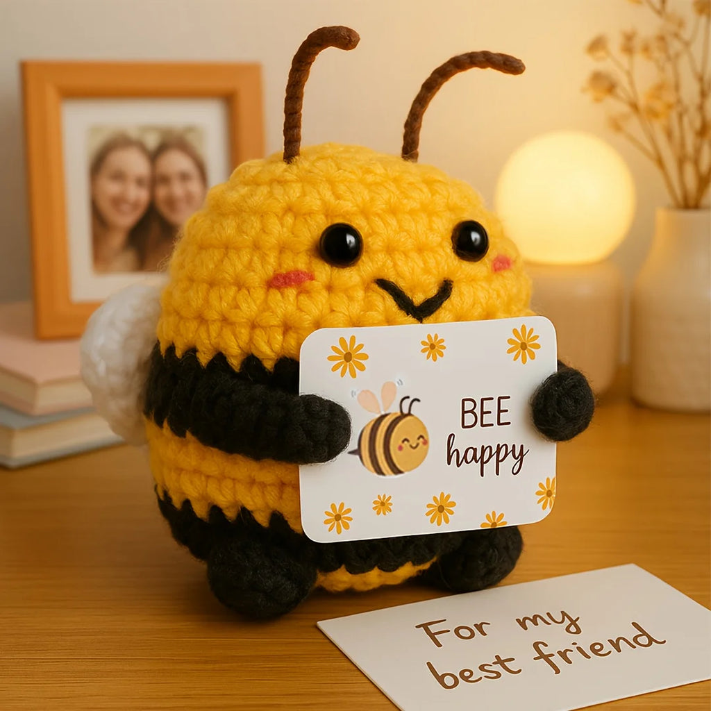 Petite abeille tricotée main Nesty - Posée sur un bureau avec une note pour un ami