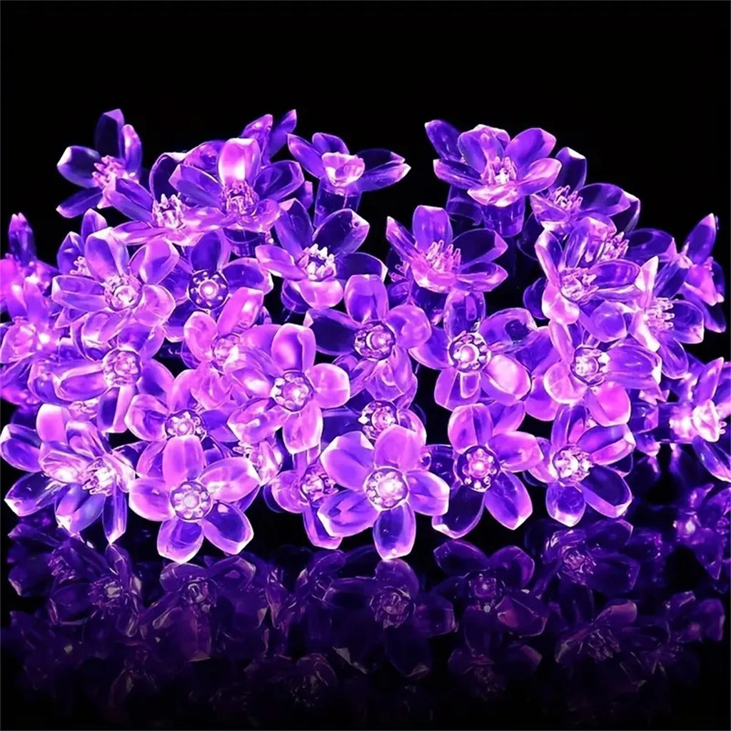 Guirlande solaire fleurs violettes Nesty - Vue rapprochée sur le bouquet de fleurs lumineuses