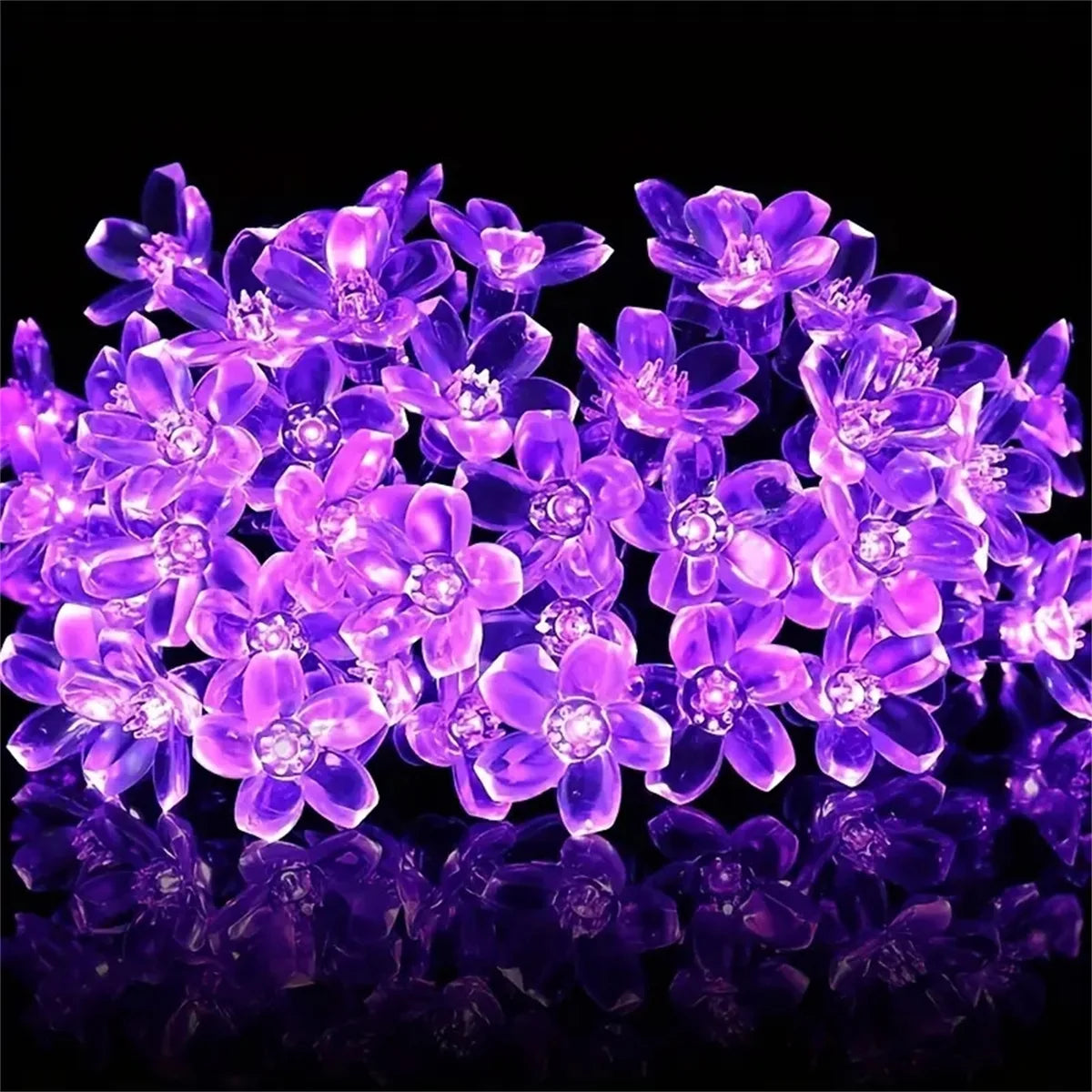 Guirlande solaire fleurs violettes Nesty - Vue rapprochée sur le bouquet de fleurs lumineuses