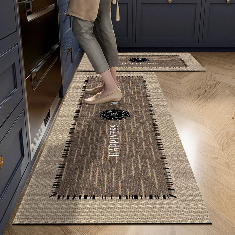 Tapis de cuisine long en velours cristal - Nesty, motif rayures marron et beige inscription Happiness, dans une cuisine bleu marine