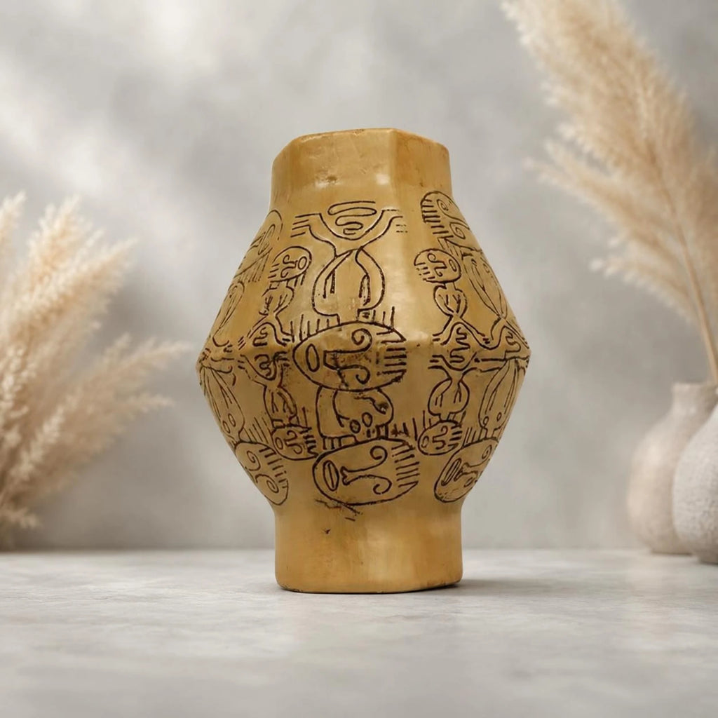 Vase en résine sculptée peint à la main, esprit wabi-sabi Nesty, vase jaune ocre à motifs gravés, gros plan de face, herbes de pampa en arrière-plan