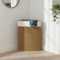 Panier à linge en rotin 55L Nesty - Forme d'angle installée dans une salle de bain, sous un miroir rond