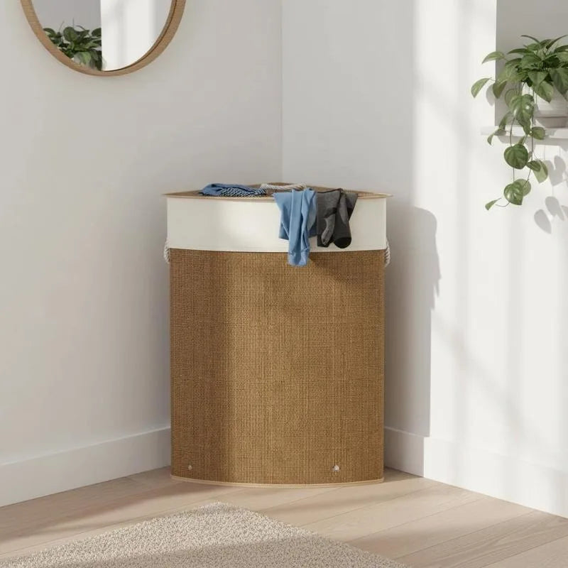 Panier à linge en rotin 55L Nesty - Forme d'angle installée dans une salle de bain, sous un miroir rond