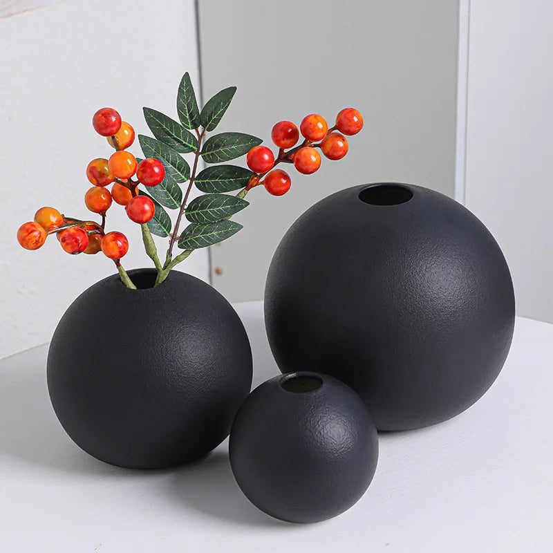 Vase céramique boule bicolore noir et blanc - Nesty - Trois tailles de vase boule noir mat, le plus grand garni de branches de baies oranges et de feuillage