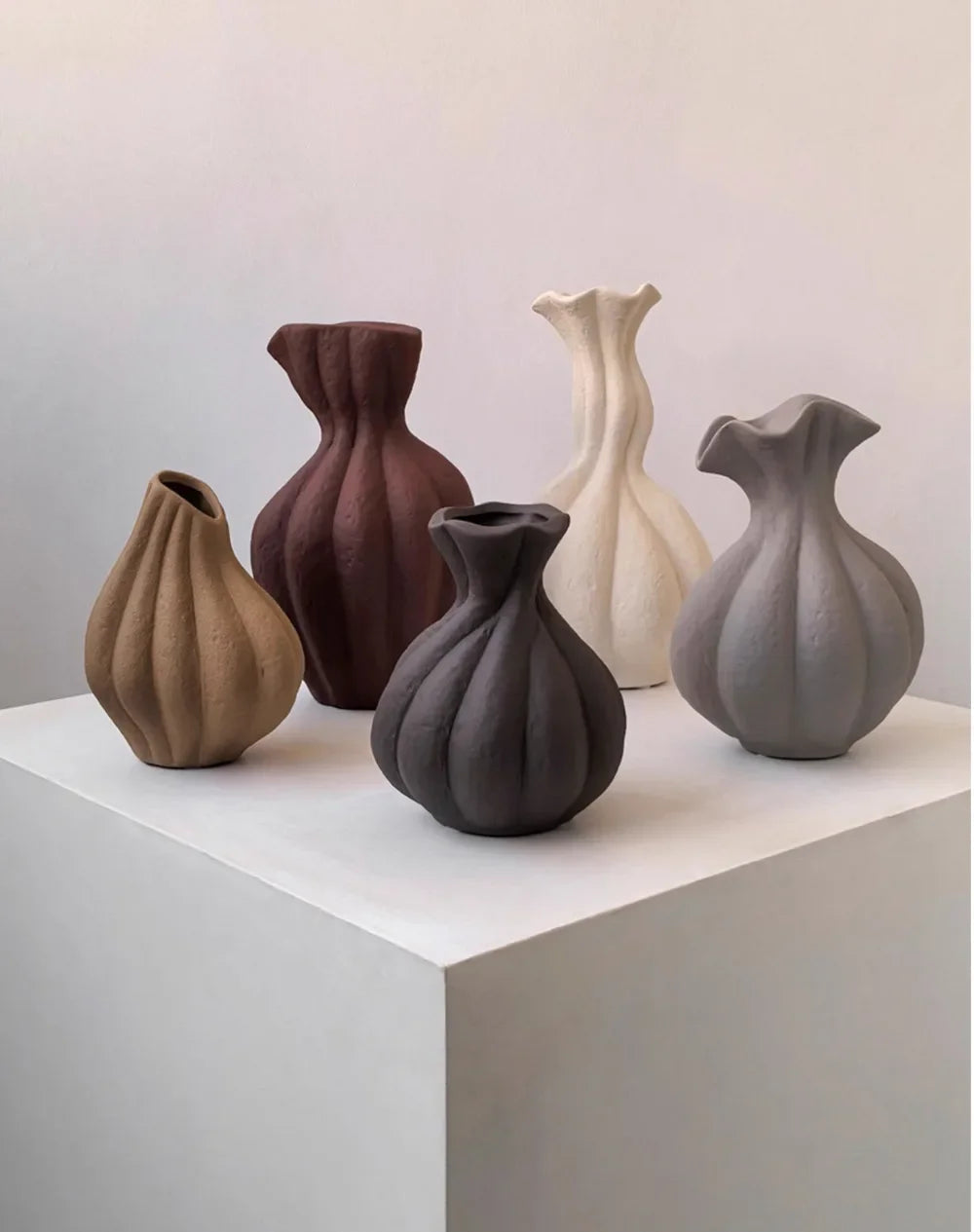 Vase en céramique irrégulier, esprit wabi-sabi, fait main Nesty, cinq formes cannelées groupées différemment sur socle blanc