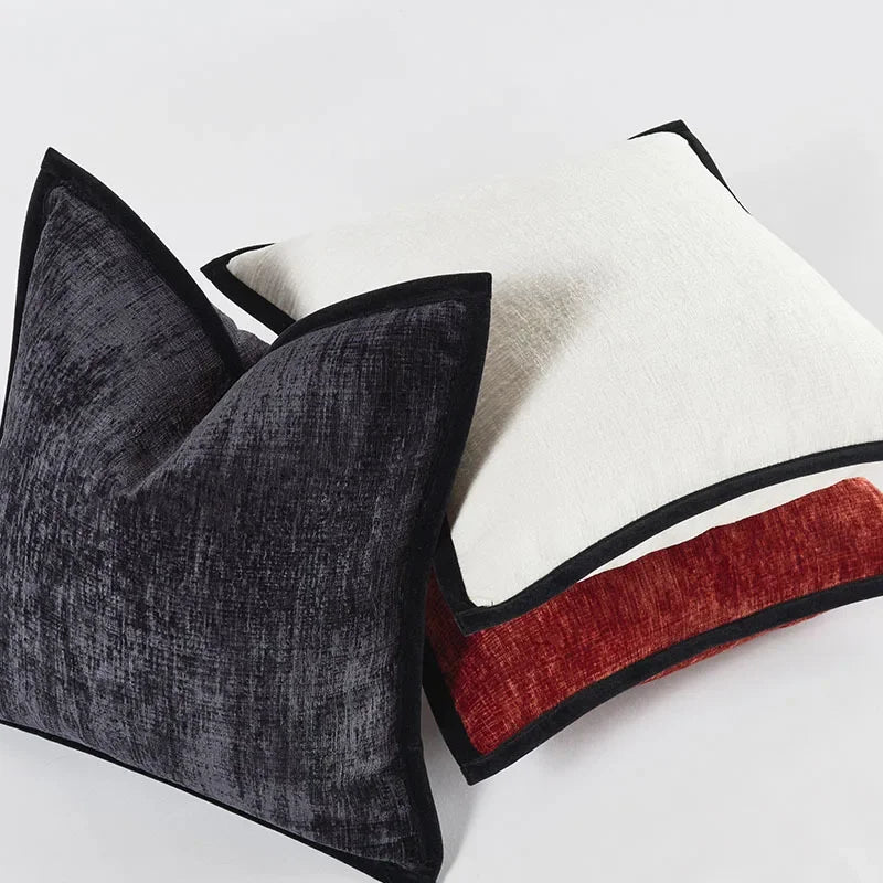 Housse de coussin en chénille épaisse, uni, bords piqués Nesty, trois housses de coussin en chénille, coloris anthracite, écru et terracotta, empilées