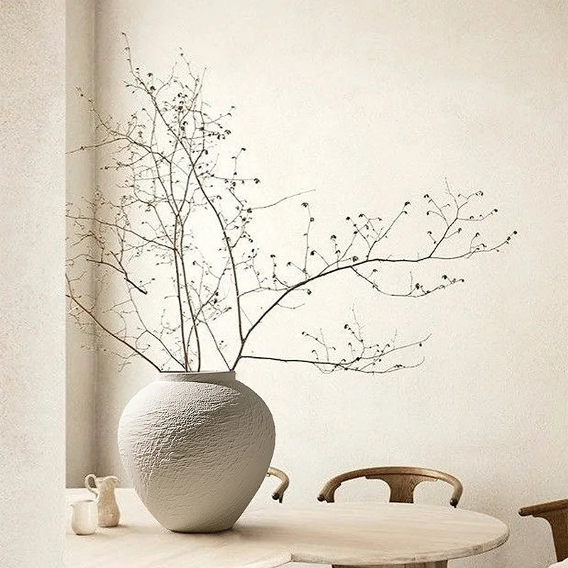 Vase en porcelaine texturée effet pierre, Jingdezhen Nesty, grand format texturé garni de branches nues à baies, sur table en bois avec petits pichets