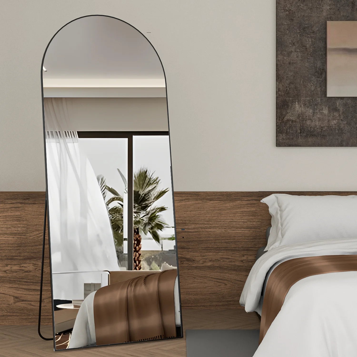 Miroir psyché cintré Nesty - Cadre noir en chambre à coucher, reflet d'un rideau voile et d'un palmier
