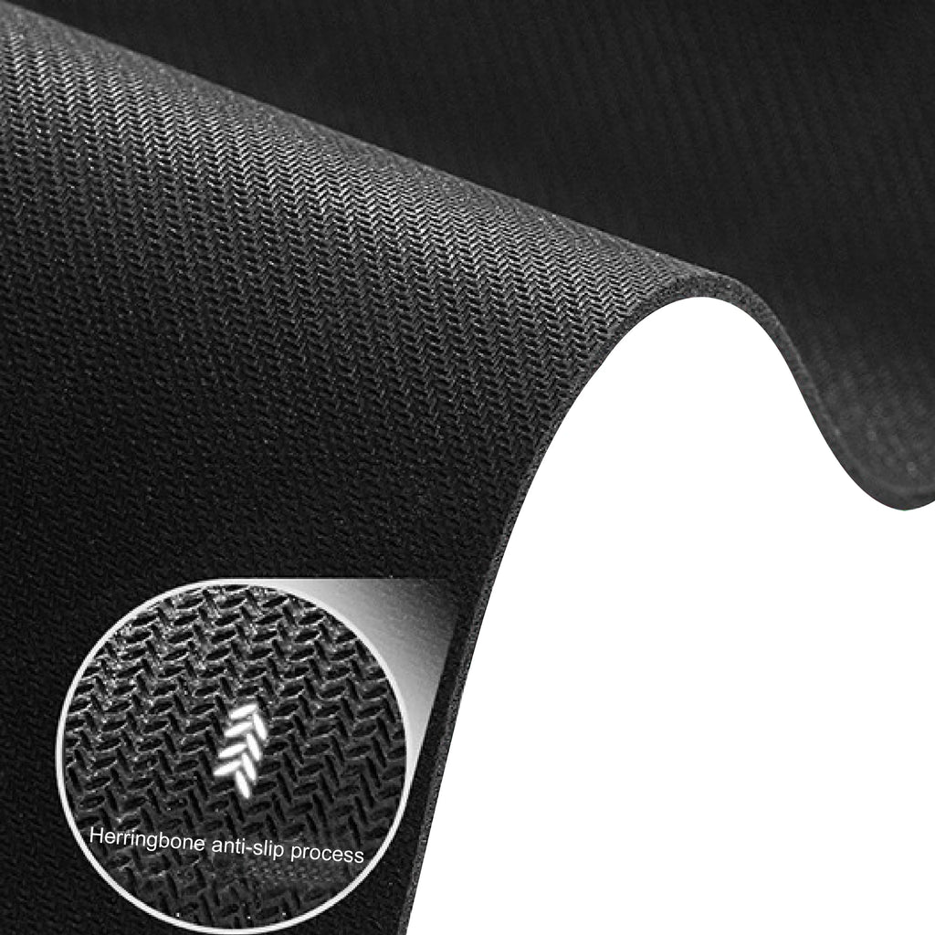 Gros plan sur la texture du tapis noir à motif chevron antidérapant, avec le bord ondulé du tapis.