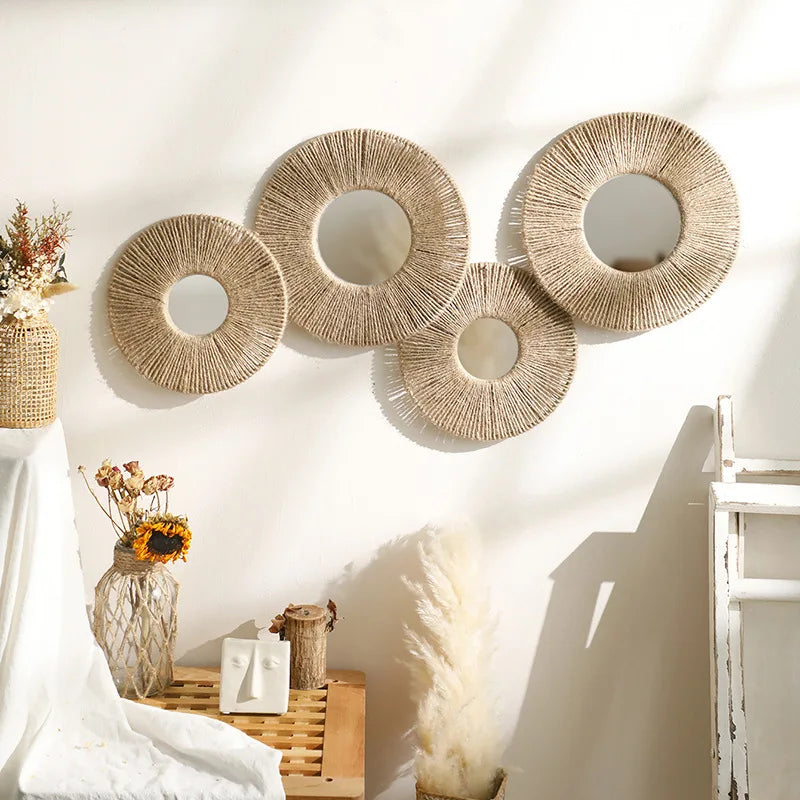 Composition murale de 4 miroirs ronds enroulés de corde de chanvre, tailles variées, sur mur blanc avec fleurs séchées - Nesty