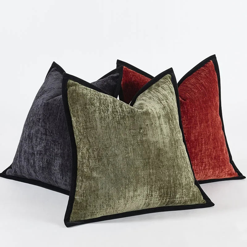 Housse de coussin en chénille épaisse, uni, bords piqués Nesty, quatre housses de coussin en chénille, coloris anthracite, kaki, terracotta et bleu ardoise, empilées sur fond blanc