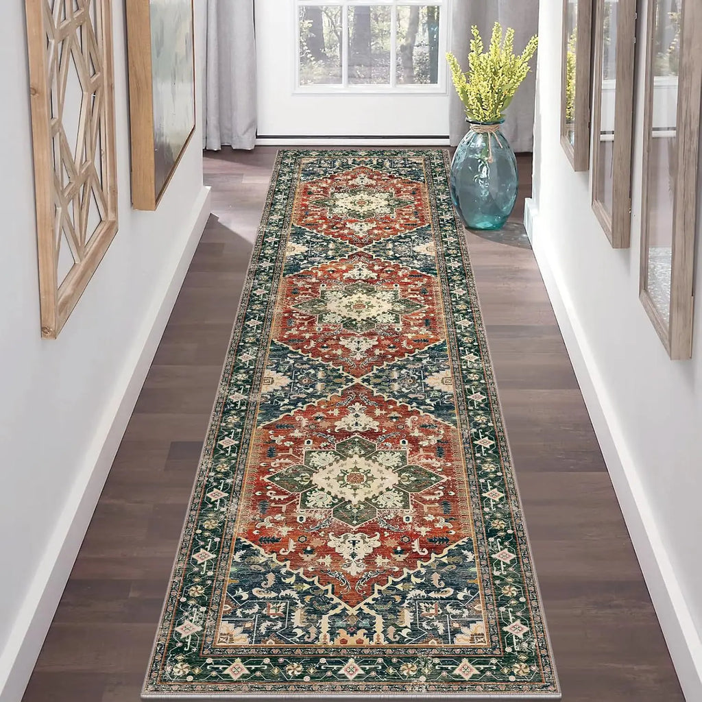 Tapis de couloir style persan Nesty - Tapis médaillon rouge brique et bleu marine posé dans un couloir avec vase bleu