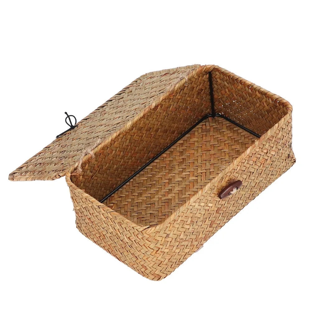 Panier de rangement rectangulaire en jonc de mer tressé main avec couvercle Nesty, panier ouvert et vide montrant l'armature intérieure, vue en angle