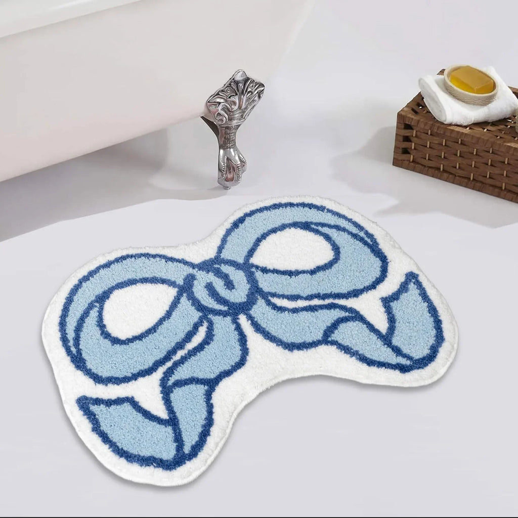 Petit tapis à motif nœud — imitation cachemire - Nesty, variante bleu et blanc posée au sol d'une salle de bain au pied d'une baignoire à pieds griffus