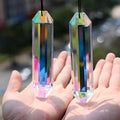 Duo de suncatchers prismes Nesty - Deux prismes tenus dans les mains au soleil