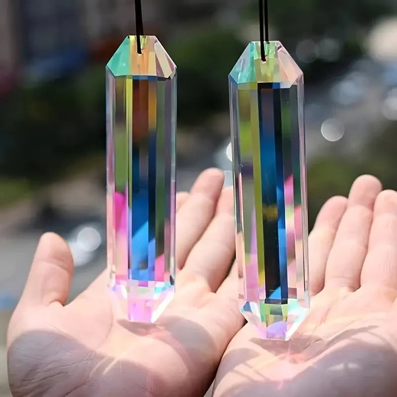 Duo de suncatchers prismes Nesty - Deux prismes tenus dans les mains au soleil