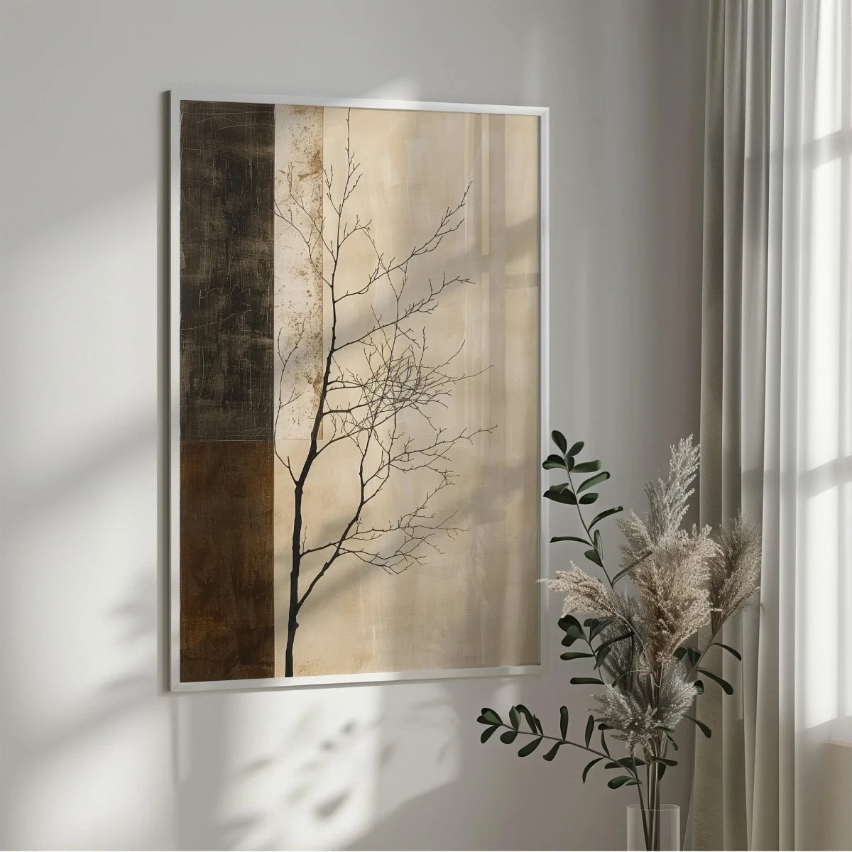 Toile imprimée arbre abstrait wabi-sabi Nesty - Affiche encadrée argentée posée au sol près d'un rideau et de fleurs séchées