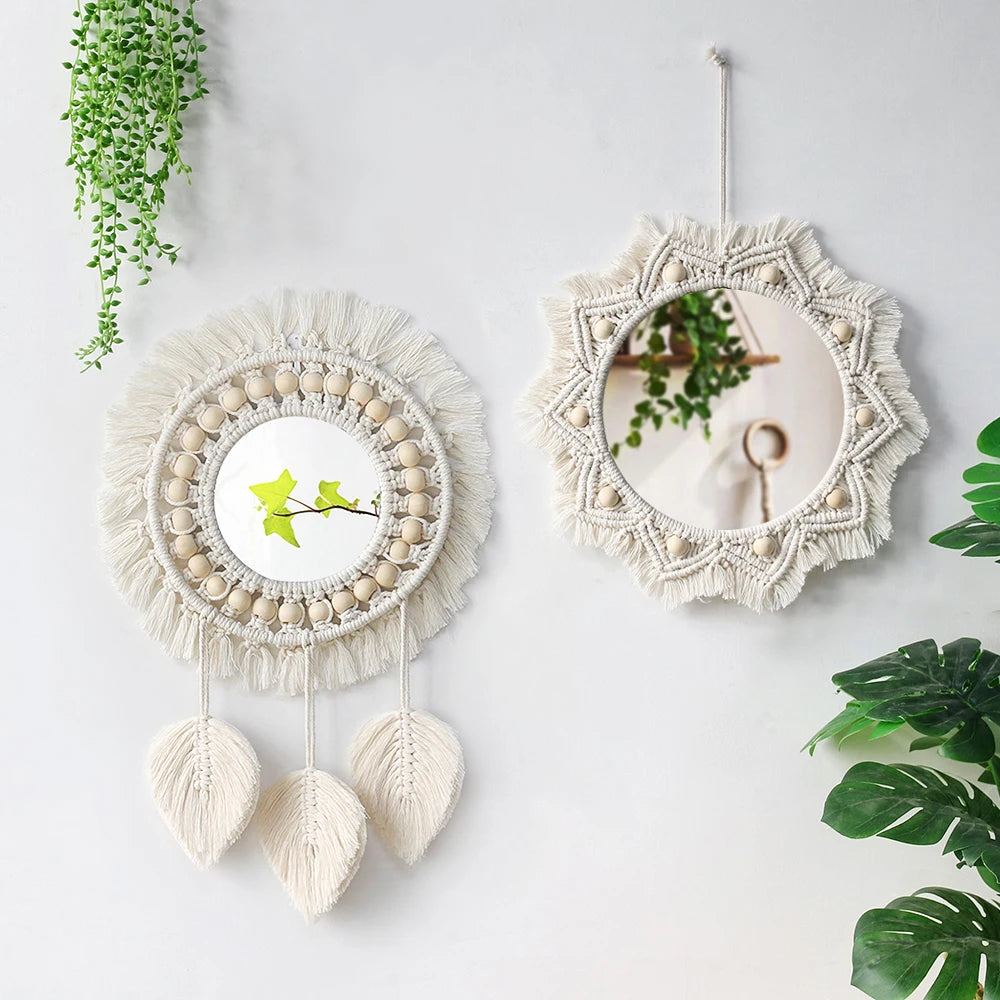 Duo de miroirs muraux macramé, l'un à perles en bois et plumes tressées, l'autre à cadre étoilé, suspendus près de plantes vertes - Nesty