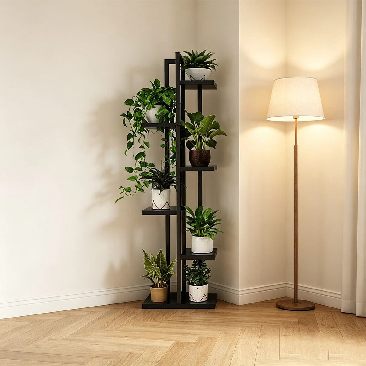 Étagère à plantes en bois à 6 niveaux Nesty, étagère noire à niveaux échelonnés dans un angle de pièce, garnie de plantes vertes, à côté d'un lampadaire