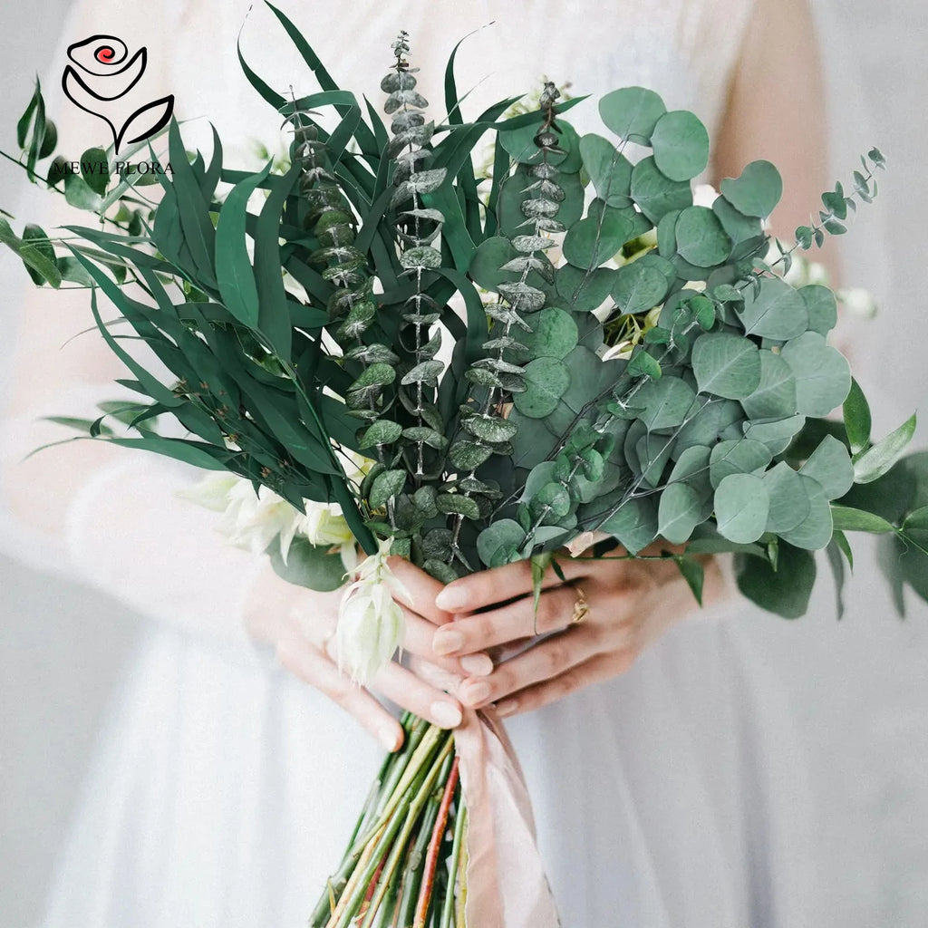 Feuilles d'eucalyptus séché naturel, branches pour bouquet et vase Nesty, bouquet de mariée avec branches d'eucalyptus variées, tenu par une mariée en robe blanche