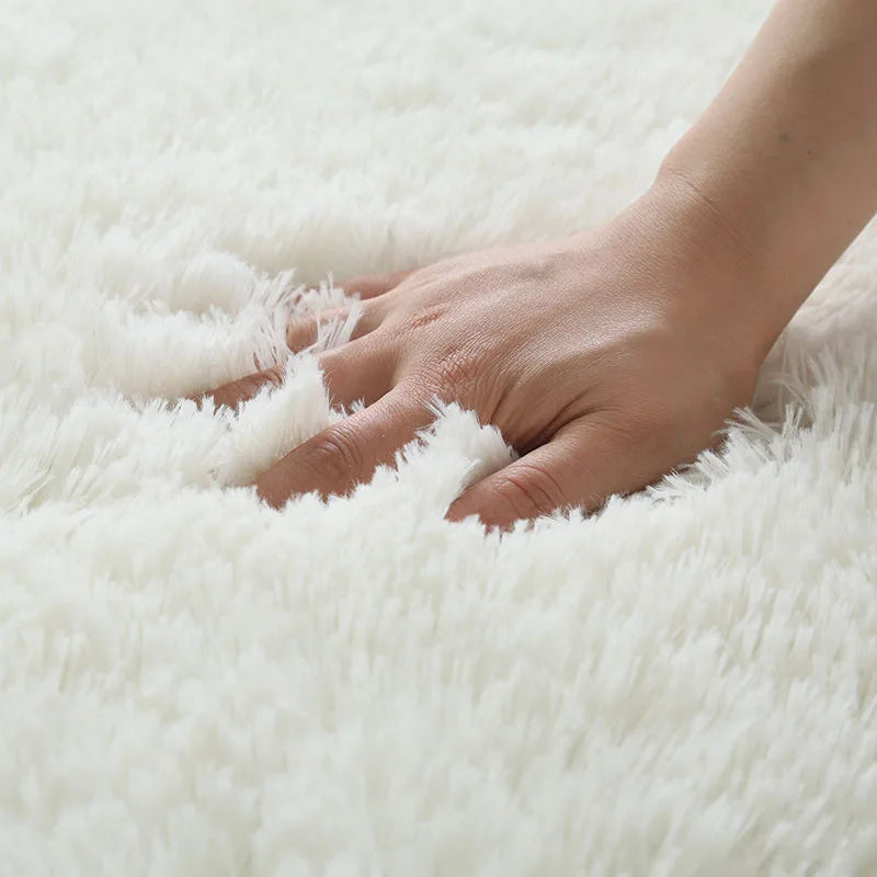 Grand tapis moelleux à poils longs - Nesty, gros plan sur une main enfoncée dans les longs poils ivoire