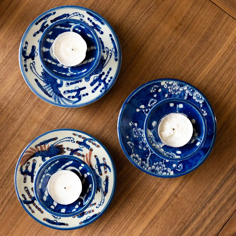 Trois bougeoirs en porcelaine peinte à la main bleu et blanc motifs oiseaux et fleurs de prunier, vue de dessus - Nesty