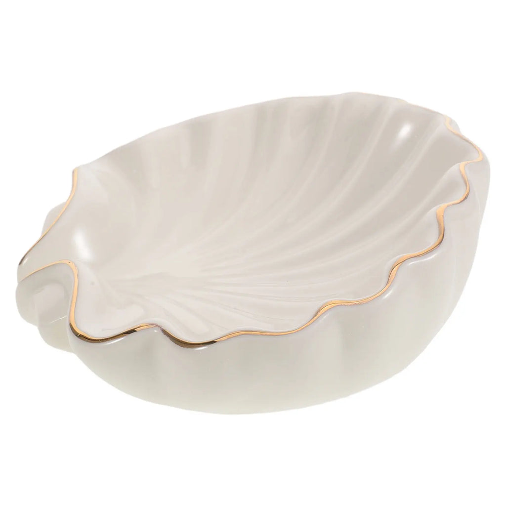 Porte-savon/plateau à bijoux en céramique blanc ivoire forme coquillage à liseré doré, vue de trois quarts - Nesty
