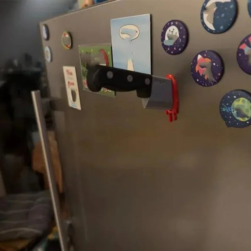 Magnet de frigo couteau en relief Nesty - Installé sur un frigo parmi d'autres magnets