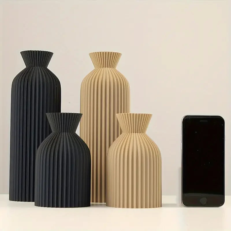 Vase noir en plastique, esprit bohème Nesty, quatre tailles côtelées, deux noires et deux beiges, téléphone posé à côté pour l'échelle
