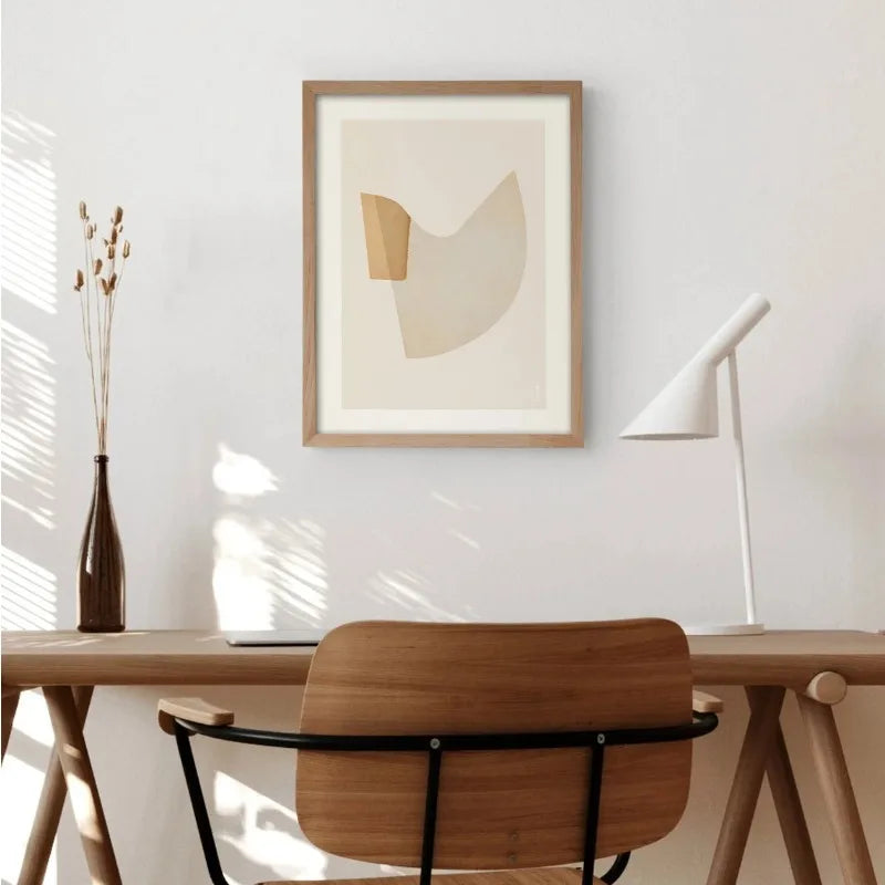 Toile imprimée géométrique texturée Nesty - Affiche encadrée de formes abstraites beige et ocre au-dessus d'un bureau en bois