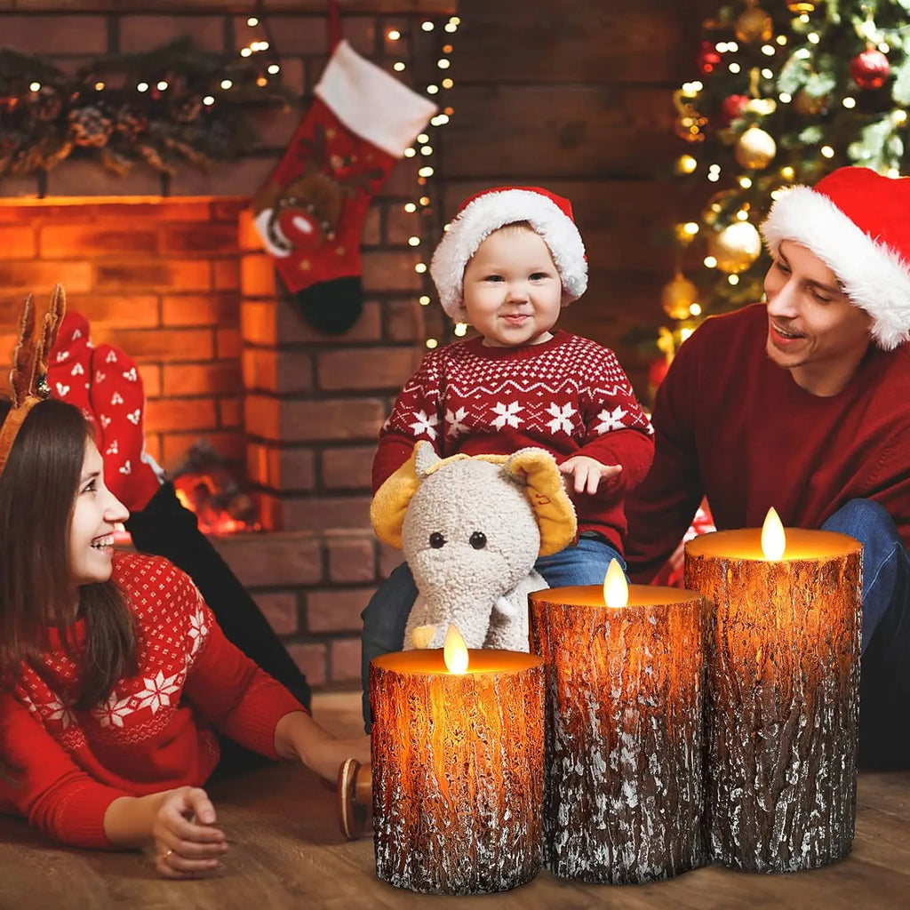 Bougie LED en cire véritable, sans flamme, télécommande incluse Nesty, trois bougies LED effet écorce allumées près d'une cheminée décorée de Noël, famille en pull de Noël en arrière-plan