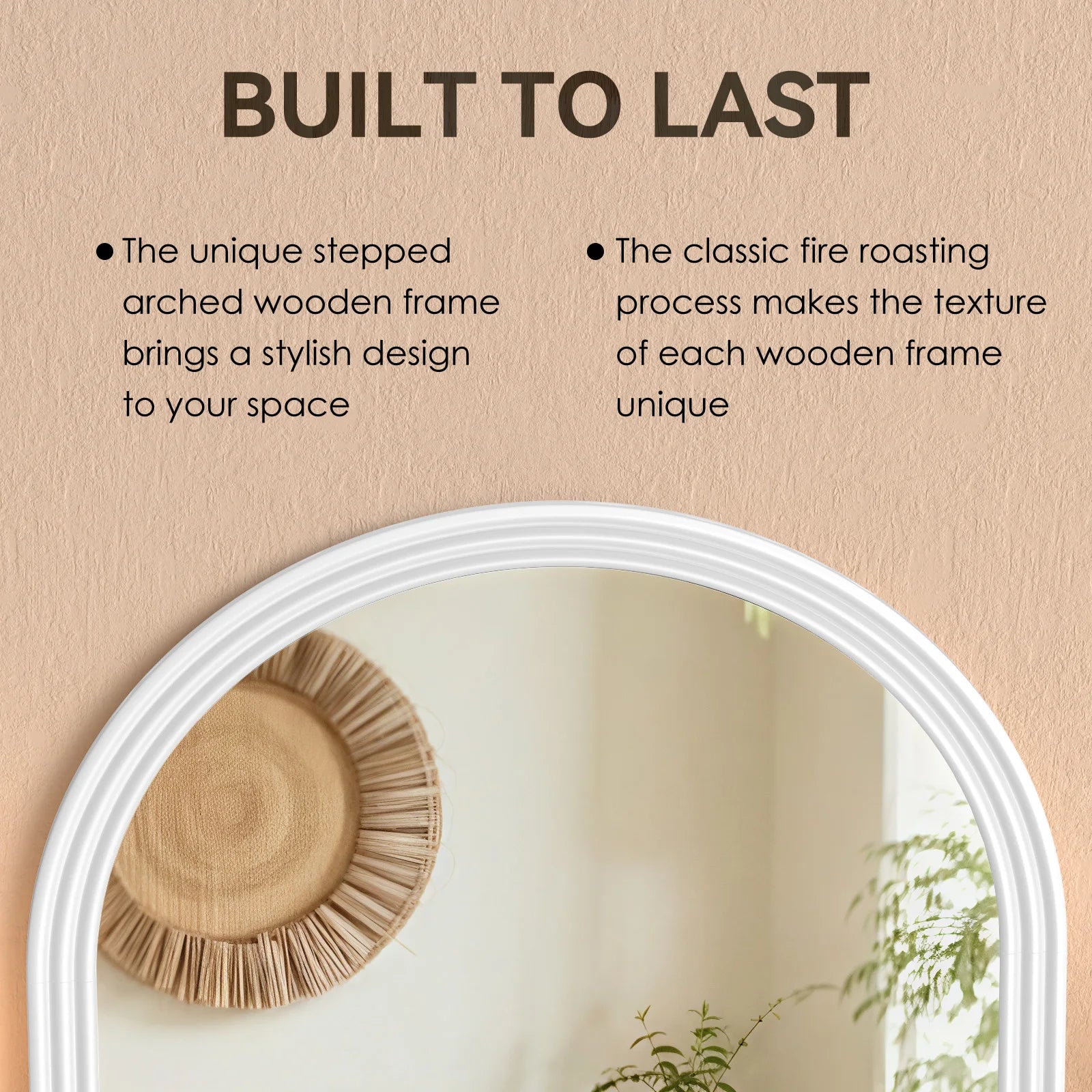 Miroir psyché en bois cintré Nesty - Gros plan sur la texture du cadre en bois strié blanc (contenu en anglais)
